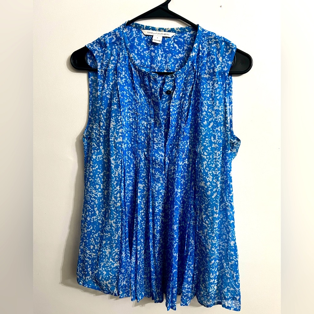 Diane von Furstenberg size 4 blue and white sleeveless top with grey underlay
